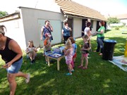 Společné odpoledne rodičů a dětí - natírání popelnic